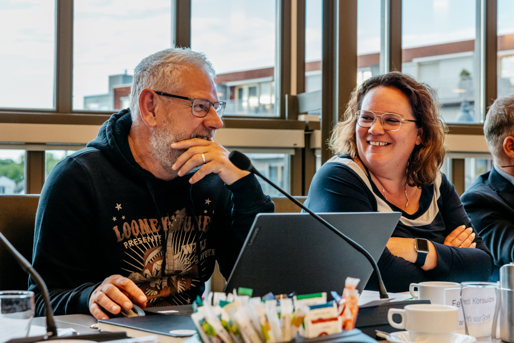 Ferdi en Gonneke tijdens raadsvergadering